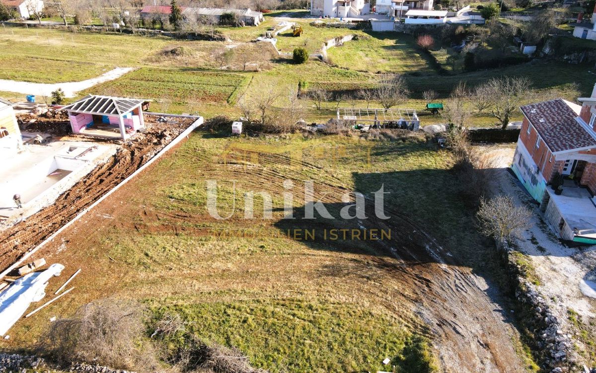 Zemljišče z gradbenim dovoljenjem v Tinjanu